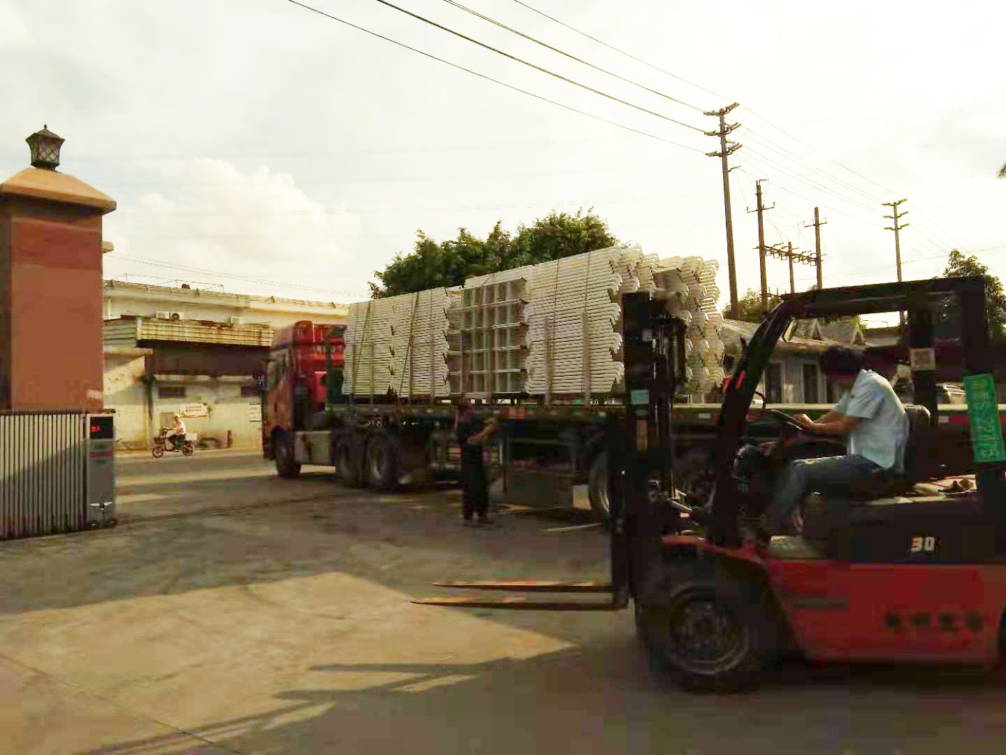 鐵架床廠家送貨到比亞迪廠區(qū)下雨了！
