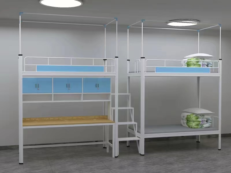 兩個鐵床架睡三個人？